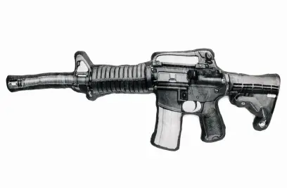 Polštář útočná puška AR15 Caliber Gourmet Polštář ve vzhledu útočné pušky AR15 Caliber Gourmet Assault Rifle Pillow. Skvělý dárek pro bezpečnou „polštářovou přestřelku“. Lze prát v pračce.